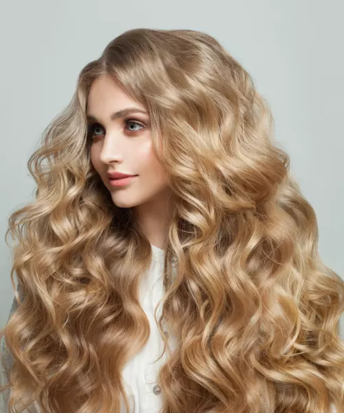 Get wavy hair using the hair knotting technique