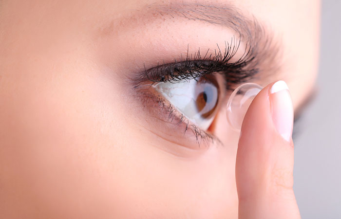 The Art Of Putting In Contact Lenses