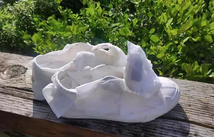 Dry-Your-Shoes-With-A-Towel