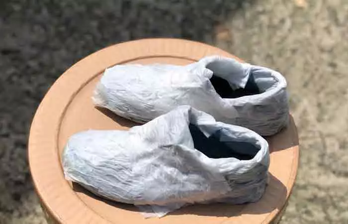 Use-Newspaper-To-Dry-Your-Shoes
