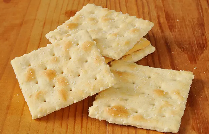 Low-residue saltine crackers