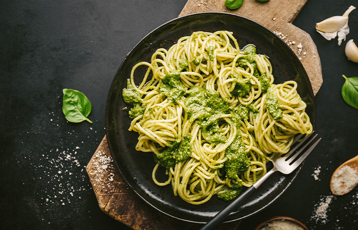 Spaghetti with spinach and basil pesto
