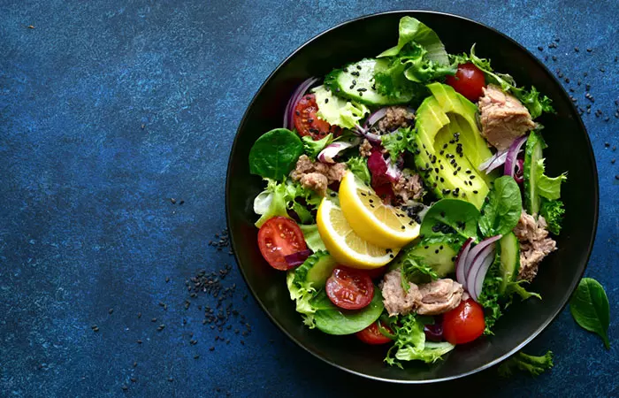 Tuna and avocado salad with veggies