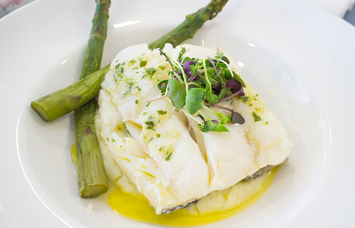 Baked lemon herb cod with steamed asparagus as part of the Optavia diet