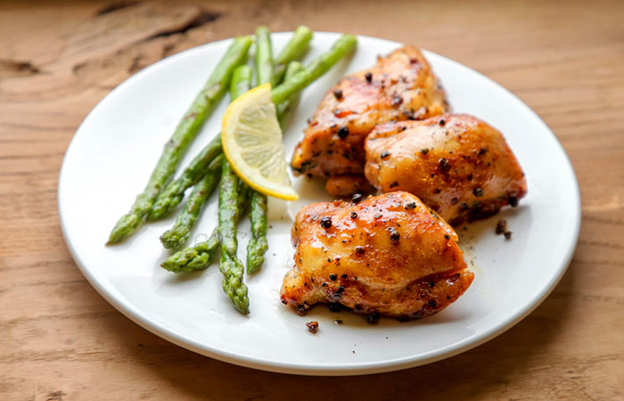 Grilled chicken with steamed asparagus
