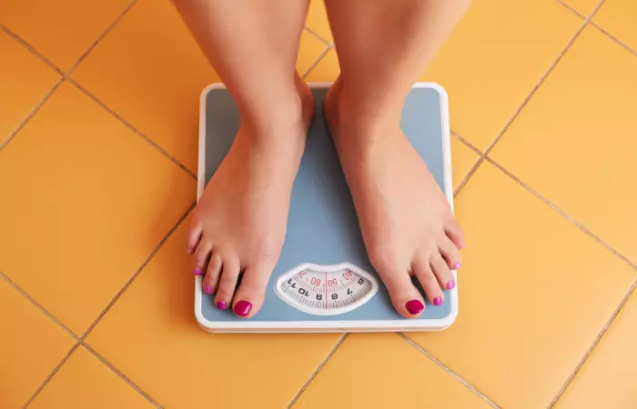 Measuring weight on a weighing scale