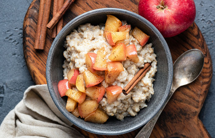 Spaced porridge and stewed apples