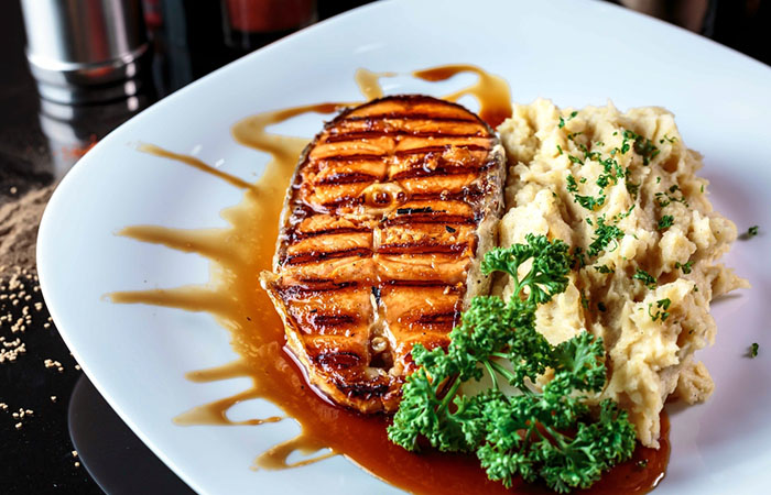 Tuna steak with mashed potatoes and parsley as part of the South Beach Diet