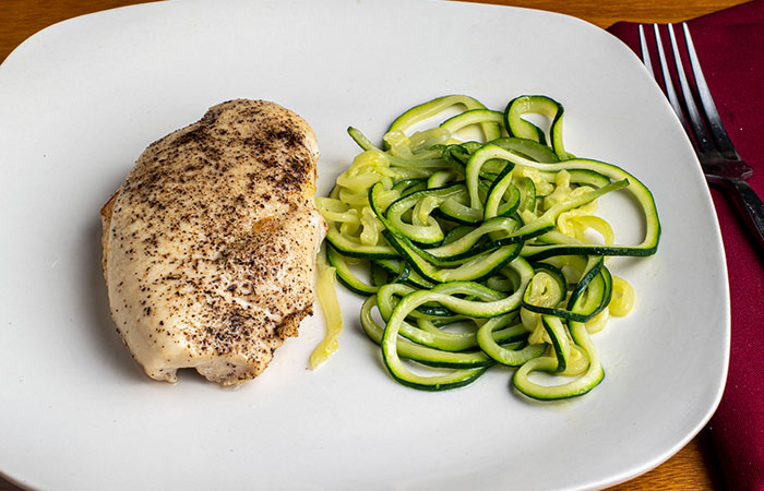 Zucchini noodles with pesto grilled chicken as part of the Optavia diet