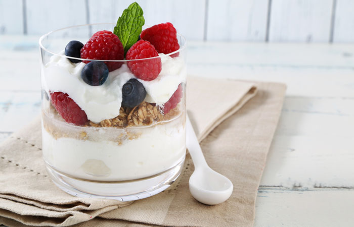 Zone diet recipe of Greek yogurt and berry parfait