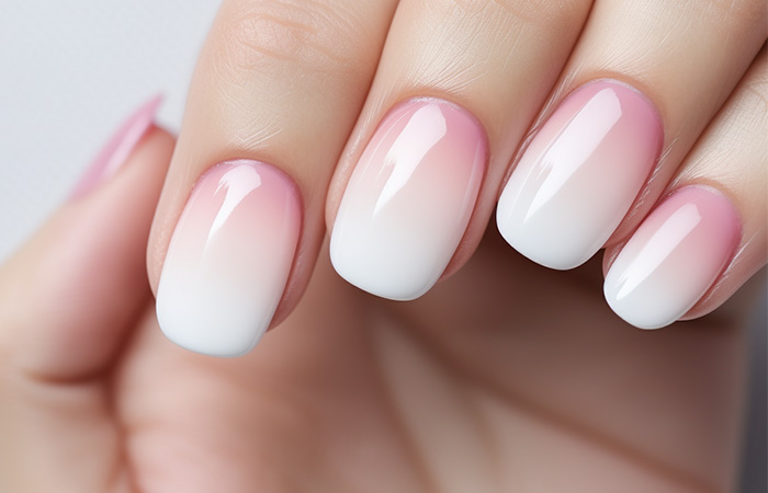 A simple yet sophisticated light pink ombré nails
