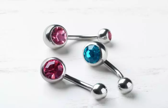 A curved barbell to be used in a hip piercing