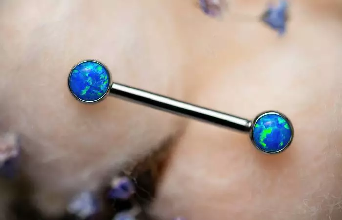 A surface bar to be used in a hip piercing