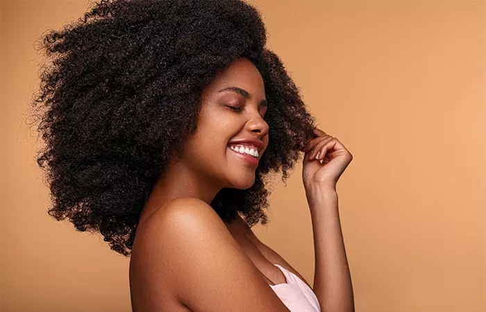 A woman with type 4 hair, the most ideal hair type for Sisterlocks.
