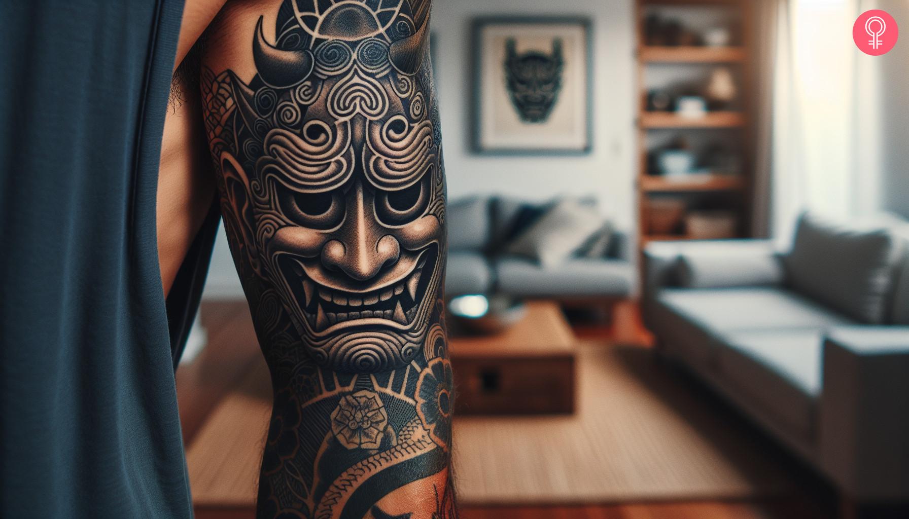 Een man met een Hannya-masker-tatoeage op zijn biceps