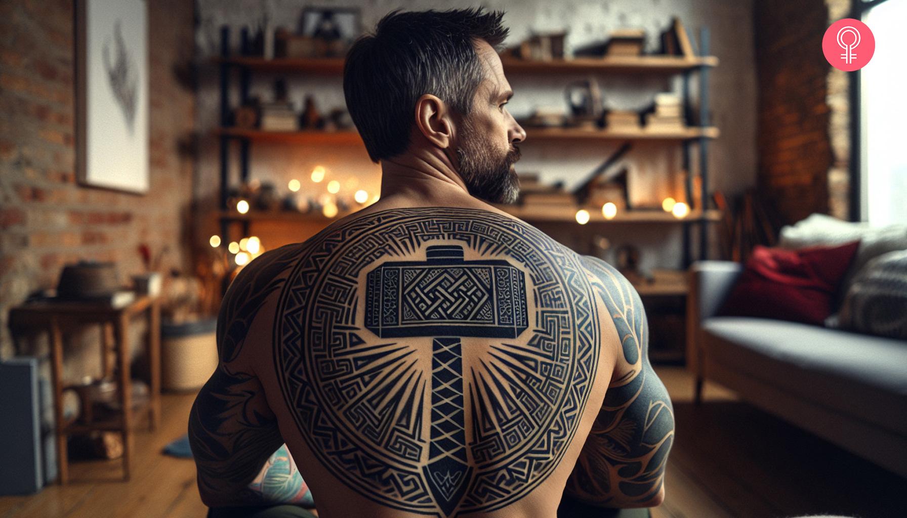 Een man met een Thor-hamer-tatoeage op zijn rug