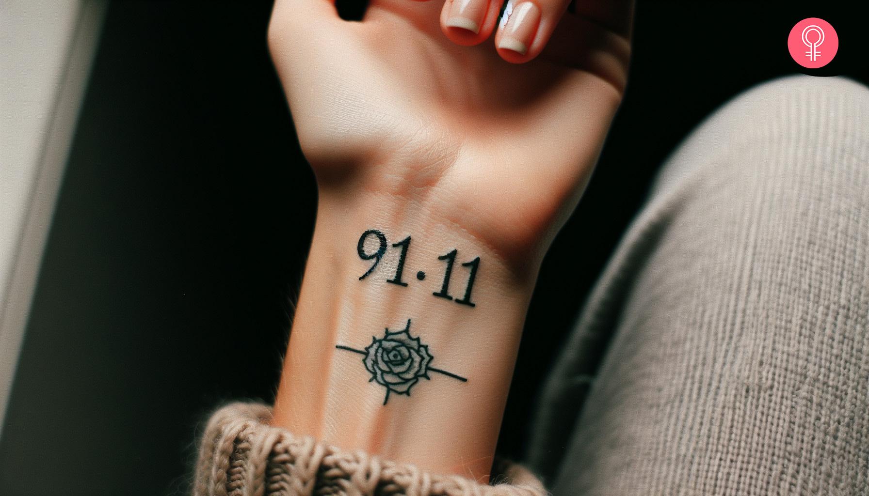 Een vrouw met een Psalm 9111-tatoeage op haar pols