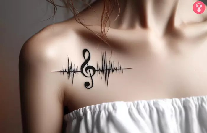 A woman wearing a musical heartbeat tattoo on the shoulder