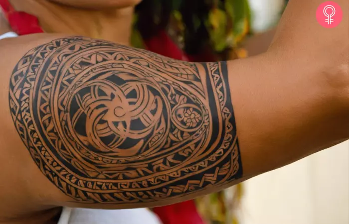A Tongan kupesi tattoo on a woman’s upper arm