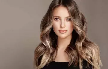 A woman with face-framing bronde layers