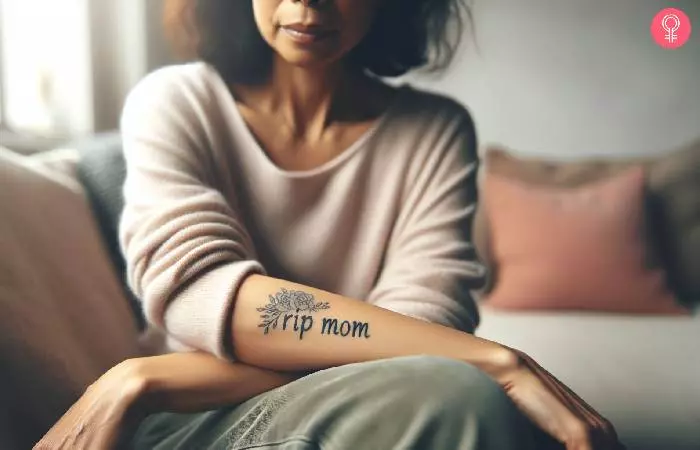 Woman with a memorial mom tattoo on the forearm