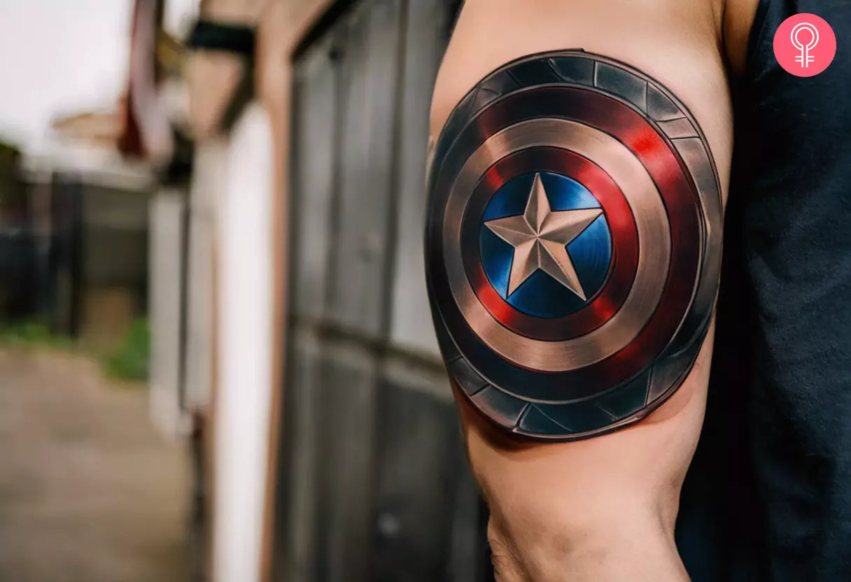 Ein Mann mit einem Captain America-Schild-Tattoo auf seinem Arm