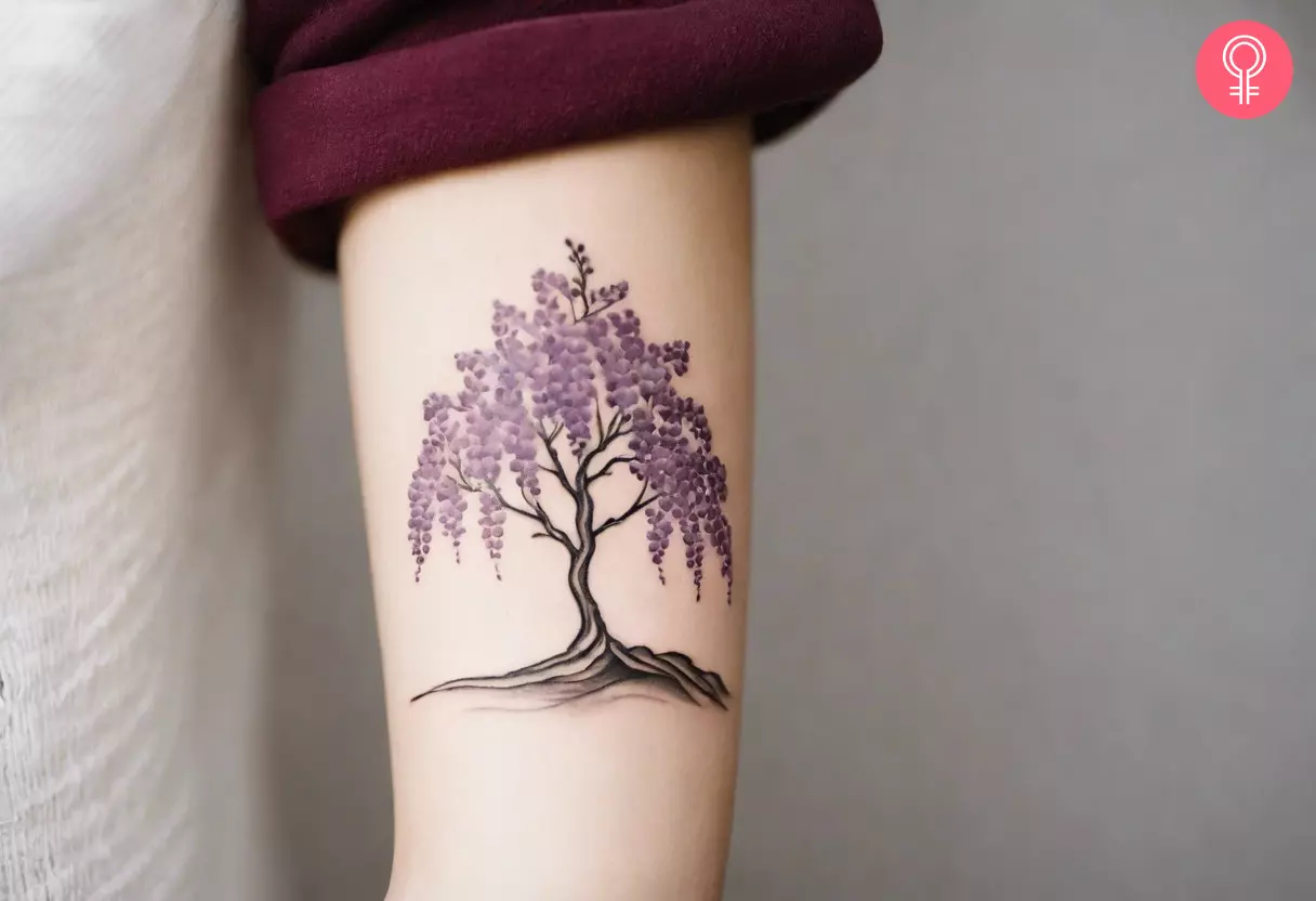 Ein Glyzinienbaum-Tattoo auf dem Arm einer Frau