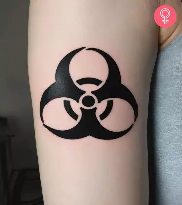 A ‘fearless’ tattoo on a woman’s upper arm