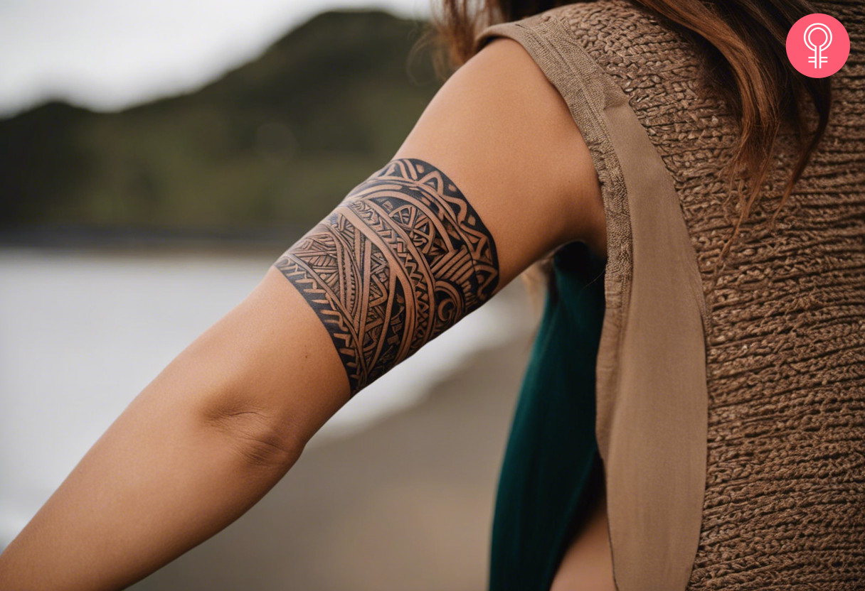Maori armband tattoo on the upper arm of a woman