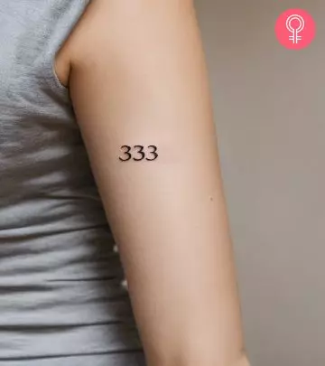 A woman with aster flower tattoo on her hand