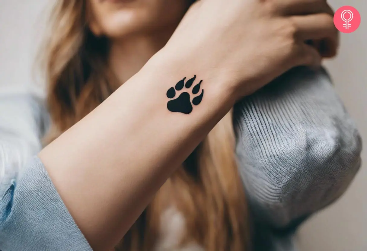 A bear paw tattoo on a woman’s hand