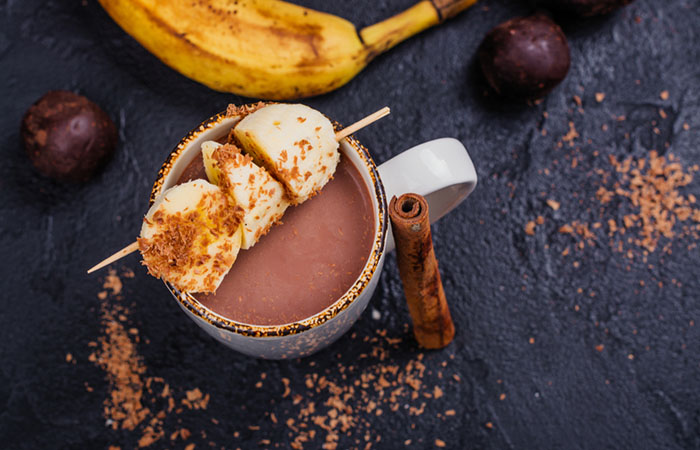 Uma xícara de chocolate quente caseiro e um shake de proteína substituto de refeição de castanha de caju na mesa