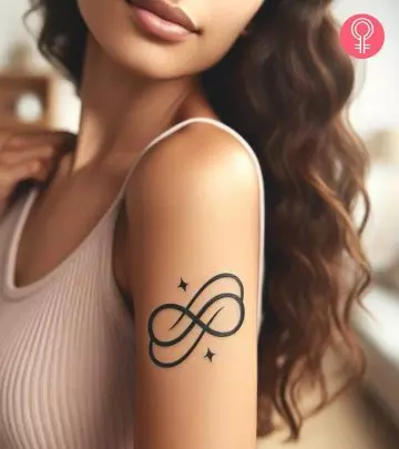 A woman with a floral rope and heart tattoo on the upper arm.