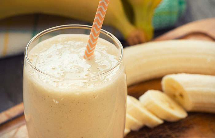 Um copo de shake de proteína de substituição de refeição de proteína de ervilha vegana caseiro na mesa