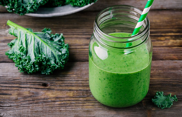 Um pote de shake de proteína verde caseiro de pepino, couve e cânhamo na mesa