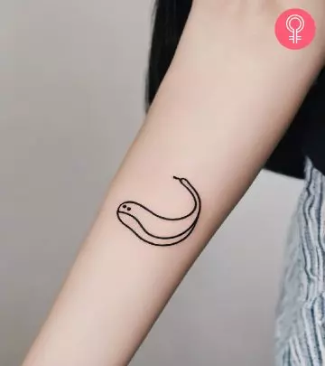 An apple tattoo on a woman’s arm