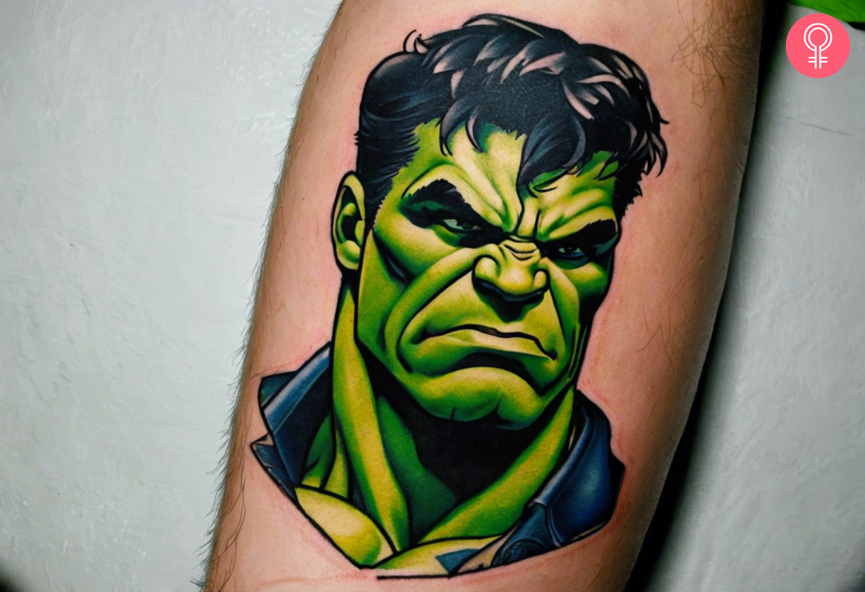 Ein farbiges, unglaubliches Hulk-Unterarm-Tattoo