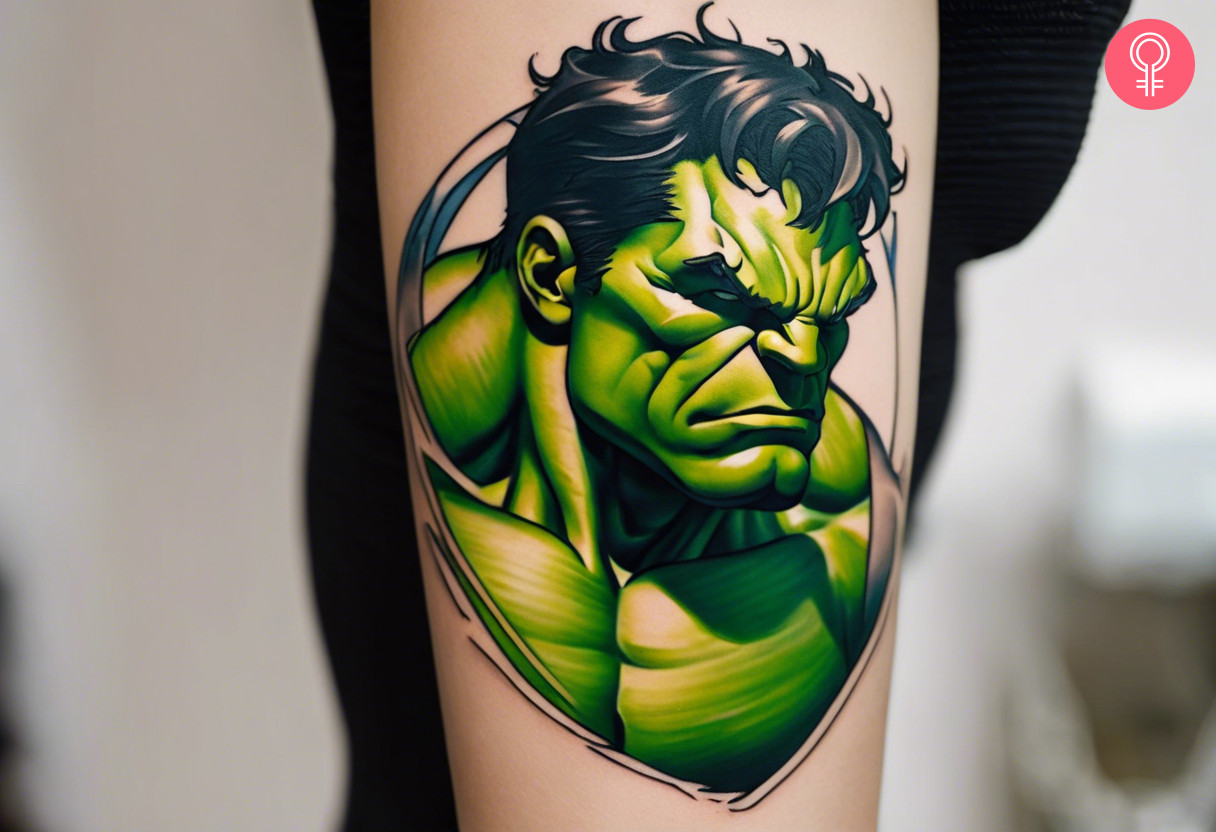 Ein Hulk-Gesicht-Unterarm-Tattoo