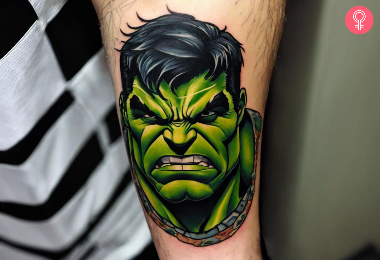 Ein farbiges, unglaubliches Hulk-Unterarm-Tattoo