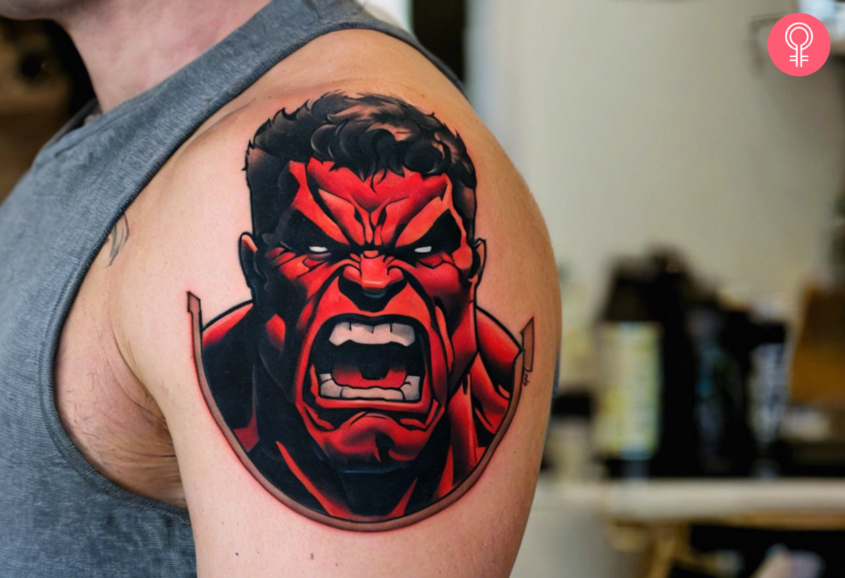 Ein rot gefärbtes Hulk-Oberarm-Tattoo