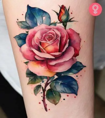 A woman wearing a ‘family birth flower bouquet’ tattoo on the upper arm.