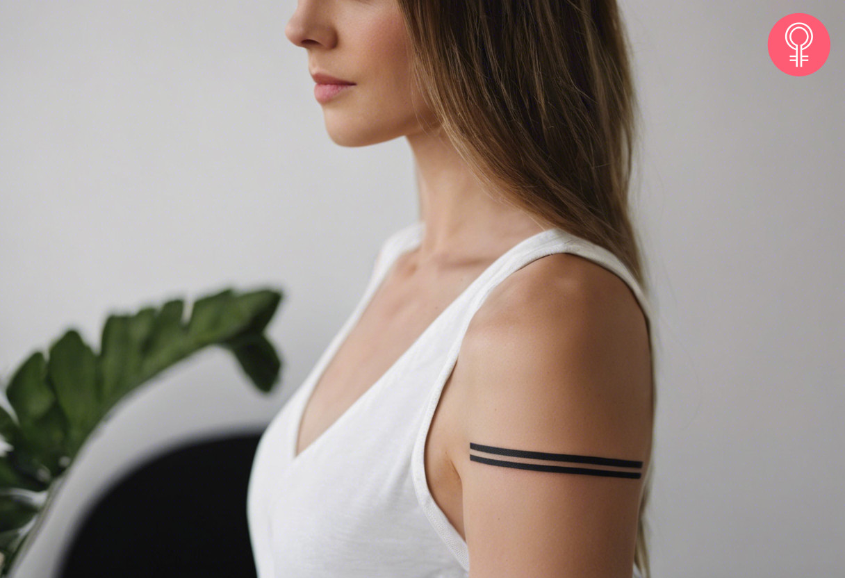 A Black stripe tattoo on the upper arm of a woman