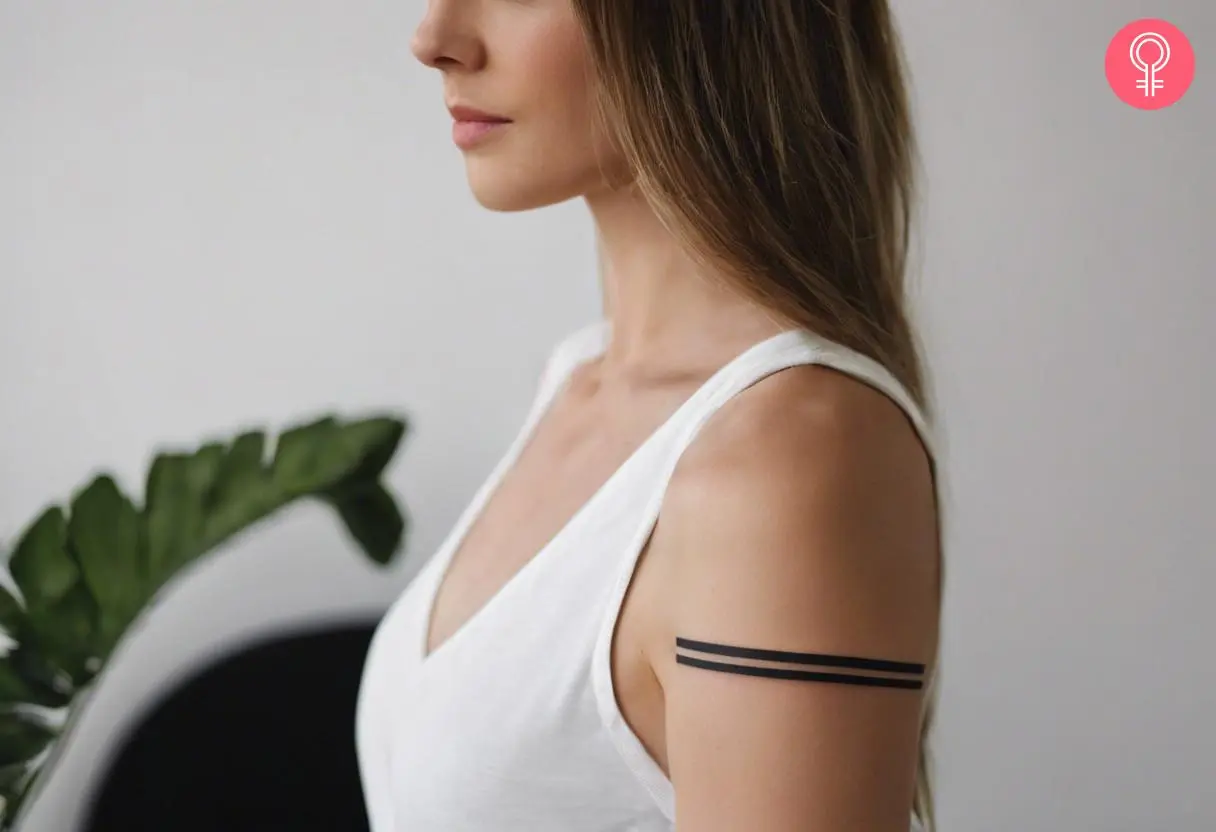 A Black stripe tattoo on the upper arm of a woman