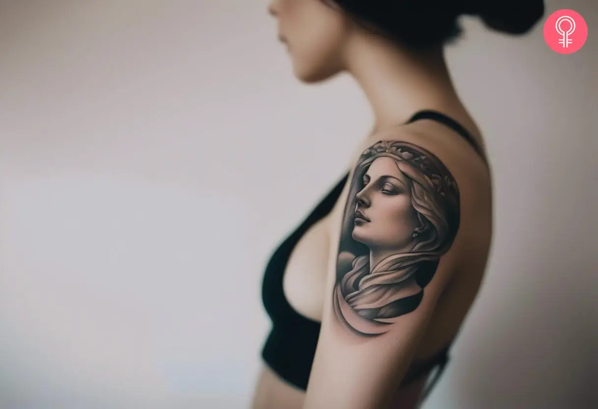 venus statue tattoo on a woman’s shoulder