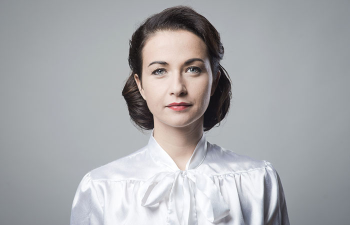 A woman with a 1940s pageboy style bob hairstyle