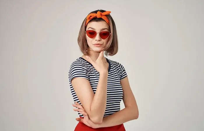 Una mujer con un peinado de bandana para cabello corto