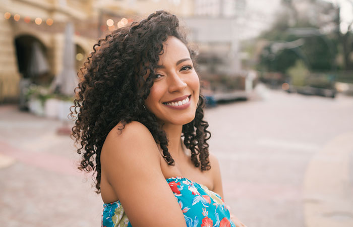 A woman with a curly Latina hairstyle