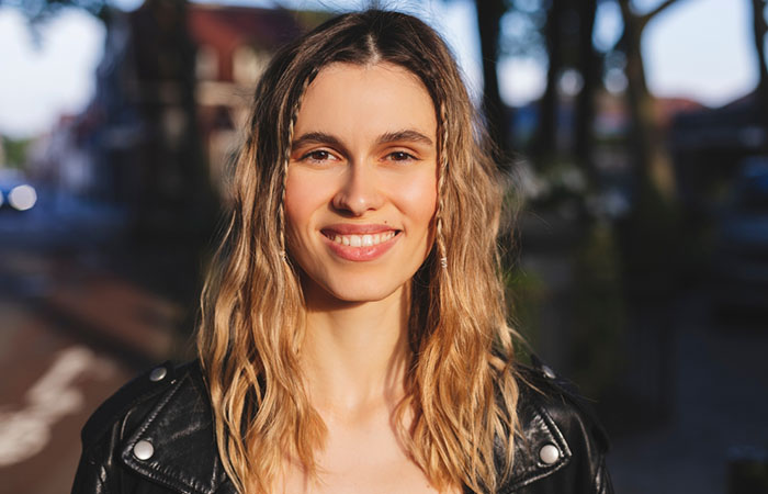 Woman with a preppy hairstyle for short hair