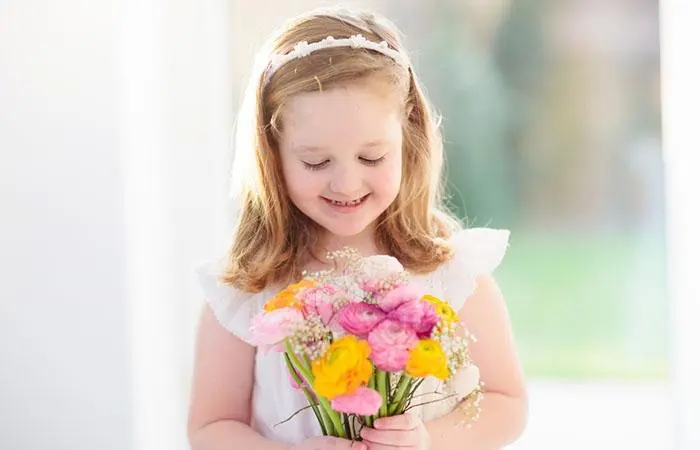 A kid with a flower girl hairstyle with a headband