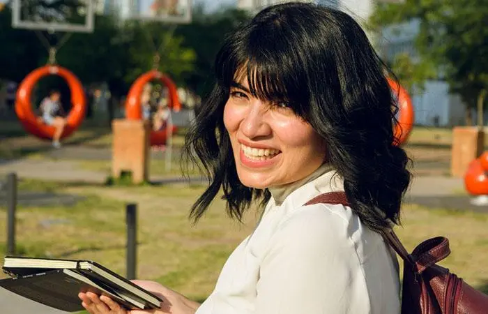 A woman with a Latina hairstyle for school